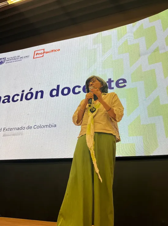 Foto 4 de Segunda Mesa de Expertos · Práctica docente y currículo